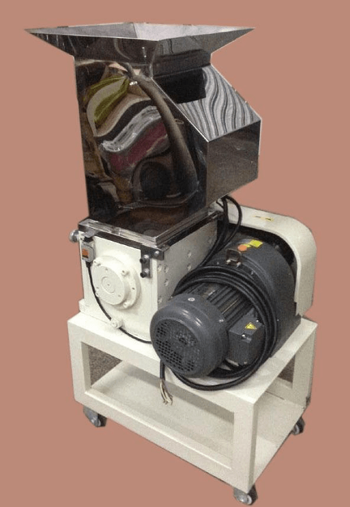 小金剛減速電機(jī)應(yīng)用在塑料粉碎機(jī)上.png