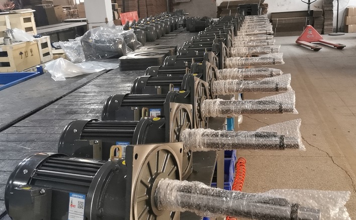 士元廠家出貨一批粉碎機(jī)減速機(jī).jpg