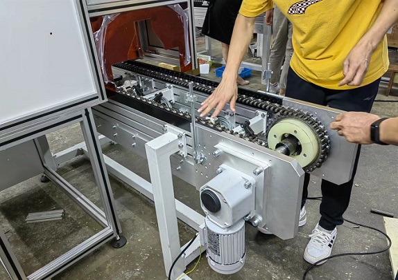 士元小型直角減速電機(jī)運(yùn)用在輸送線設(shè)備上.jpg