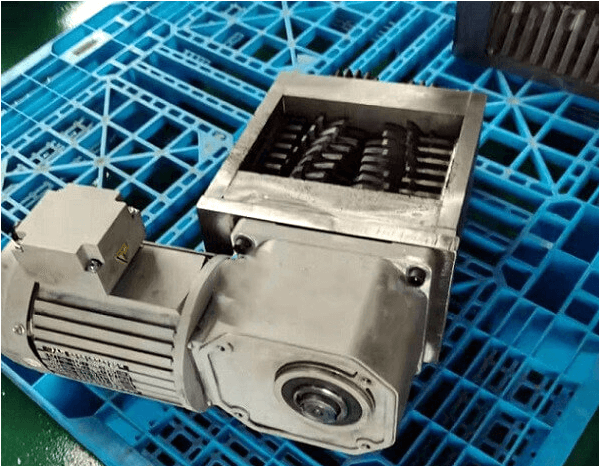 SGF小型直角減速電機(jī)在撕碎機(jī)上的應(yīng)用.png