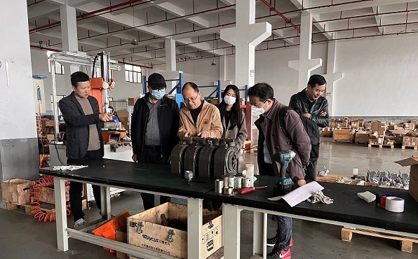 邁傳歡迎上海輸送機設(shè)備廠家來廠區(qū)進行減速機項目合作考察