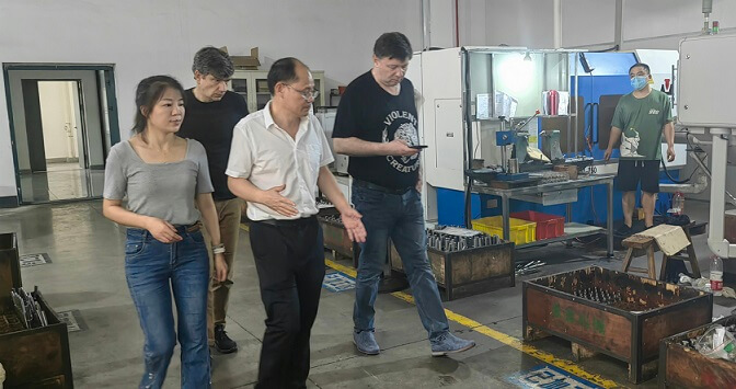 御茨技術(shù)顧總帶俄羅斯客戶參觀工廠.jpg