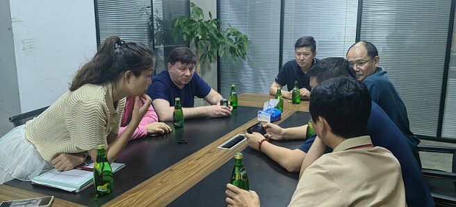 盛總與俄羅斯客戶展開技術(shù)交流.jpg