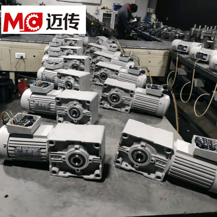 SRH系列準(zhǔn)雙曲面直角軸減速機(jī) 邁傳直角減速機(jī) (1).png